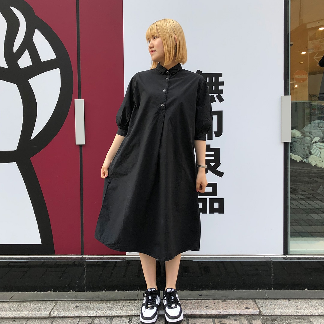 ReMUJIを着た女性　全身