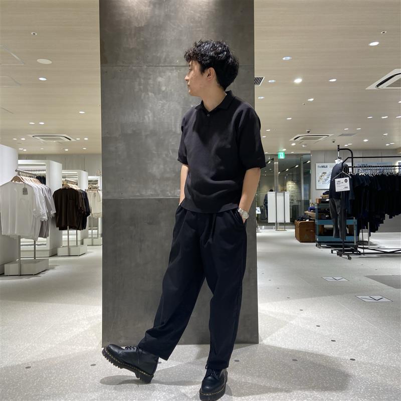 洗いなおした服を着た男性