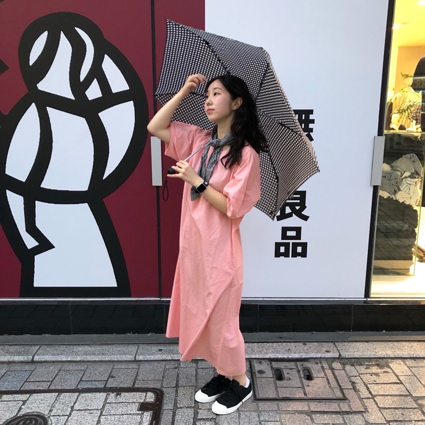 傘をさした女性