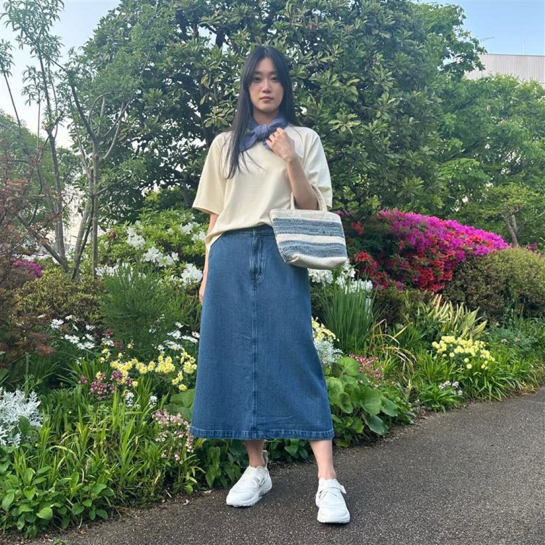 黄色のTシャツを着た女性