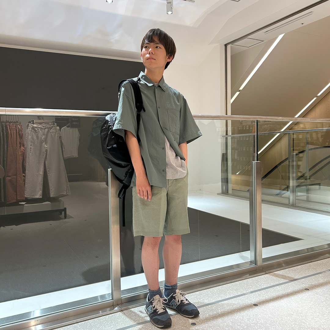 風を通すストレッチ半袖シャツを着た男性