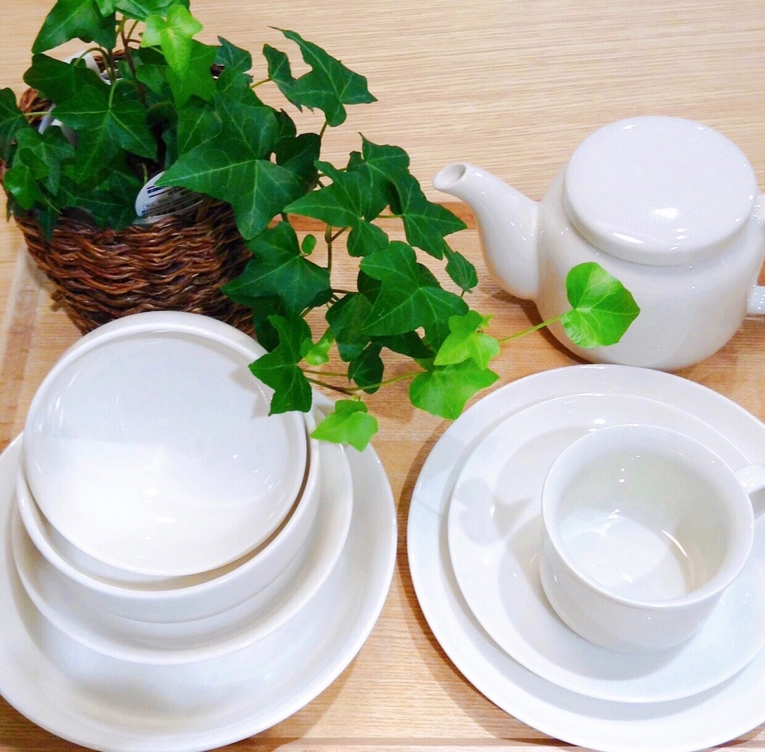 キービジュアル画像：我が家のテーブル愛用品／磁器ベージュ