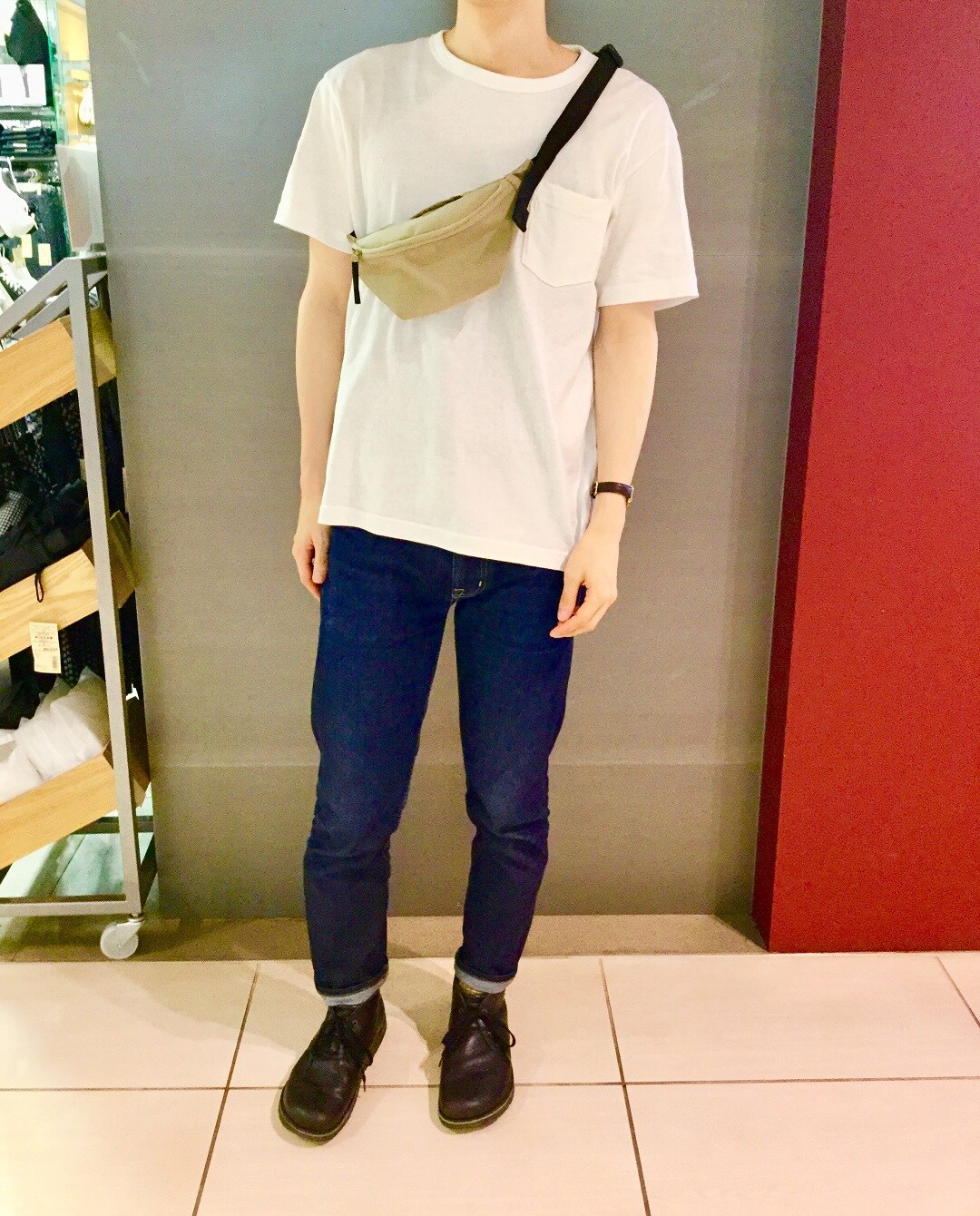 キービジュアル画像：Tシャツを着る。｜スタッフコーディネート⑨