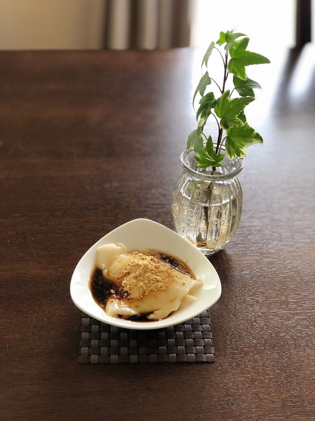 キービジュアル画像：スタッフのおすすめ｜１００ｋｃａｌのお菓子　豆乳プリン　黒蜜きなこ付　１１０ｇ（１食分）