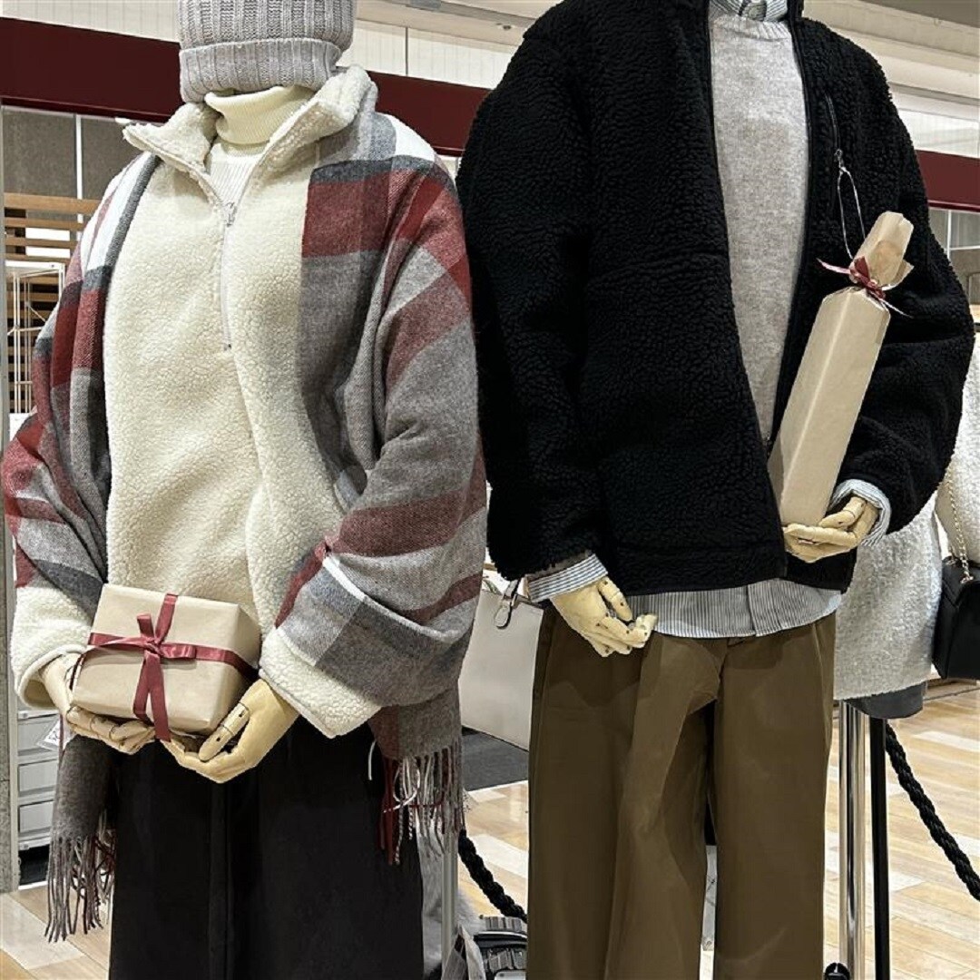 クリスマスギフトを持つマネキン
