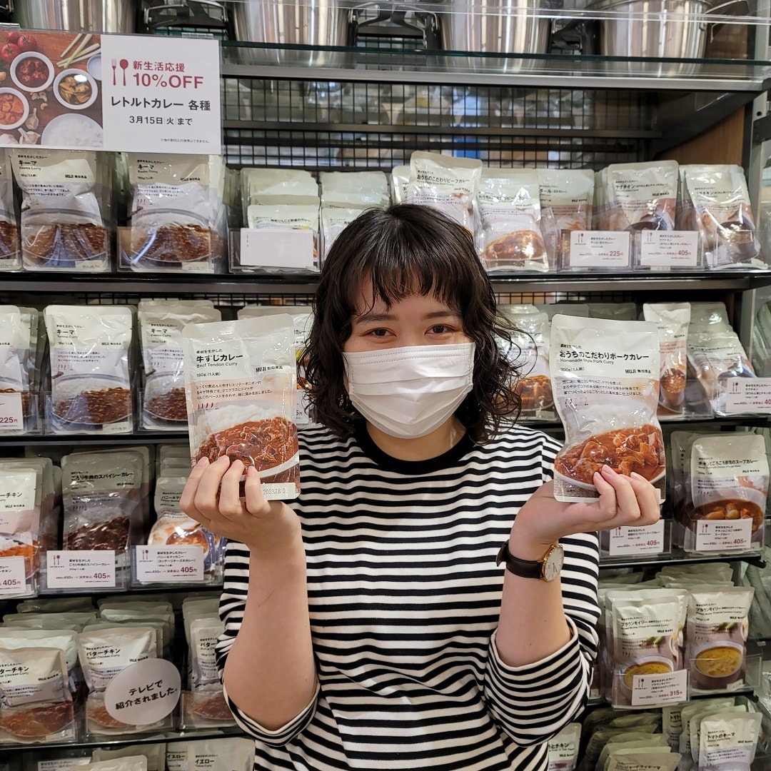 カレーを持っている女性