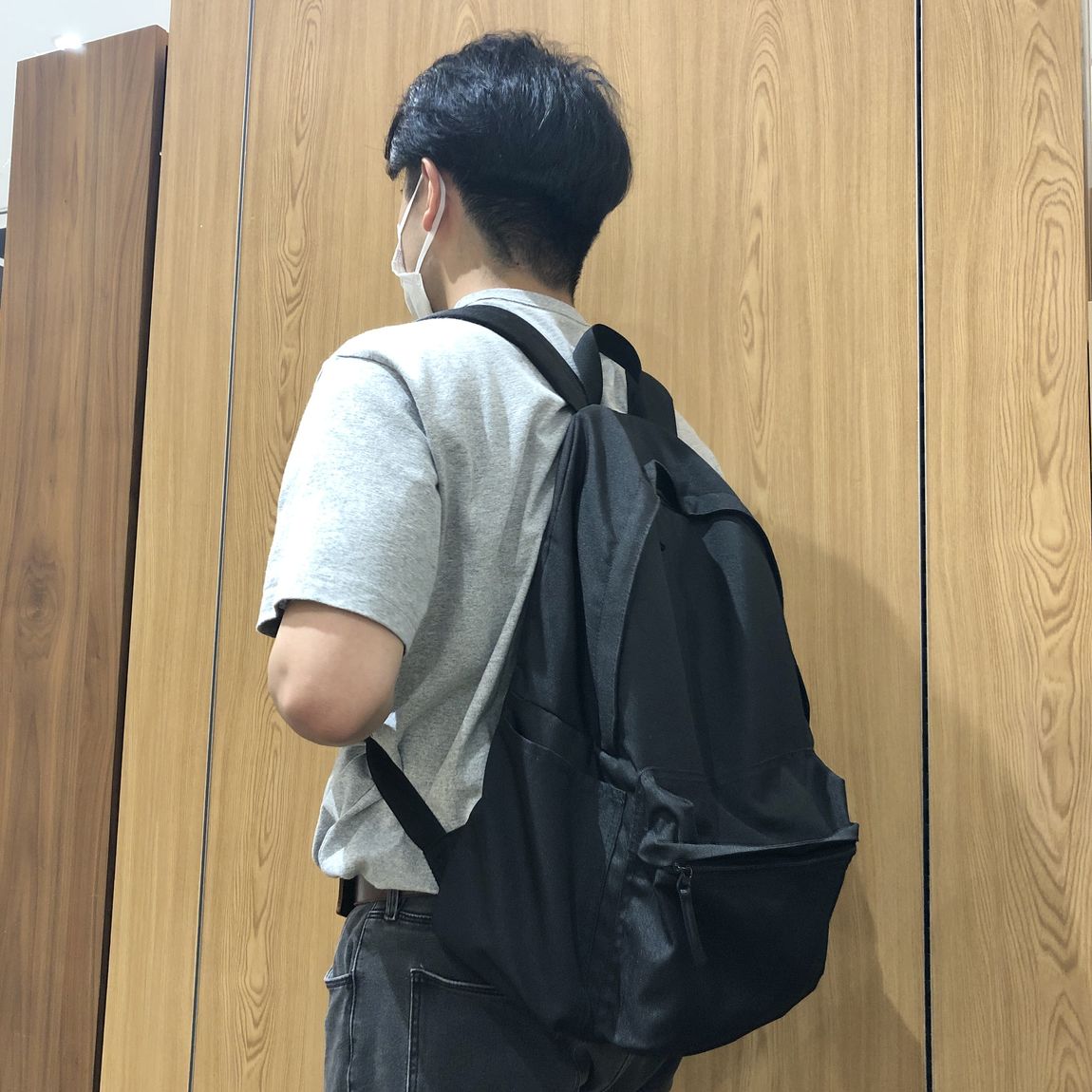 撥水リュック　背負っているのを後ろから撮った写真