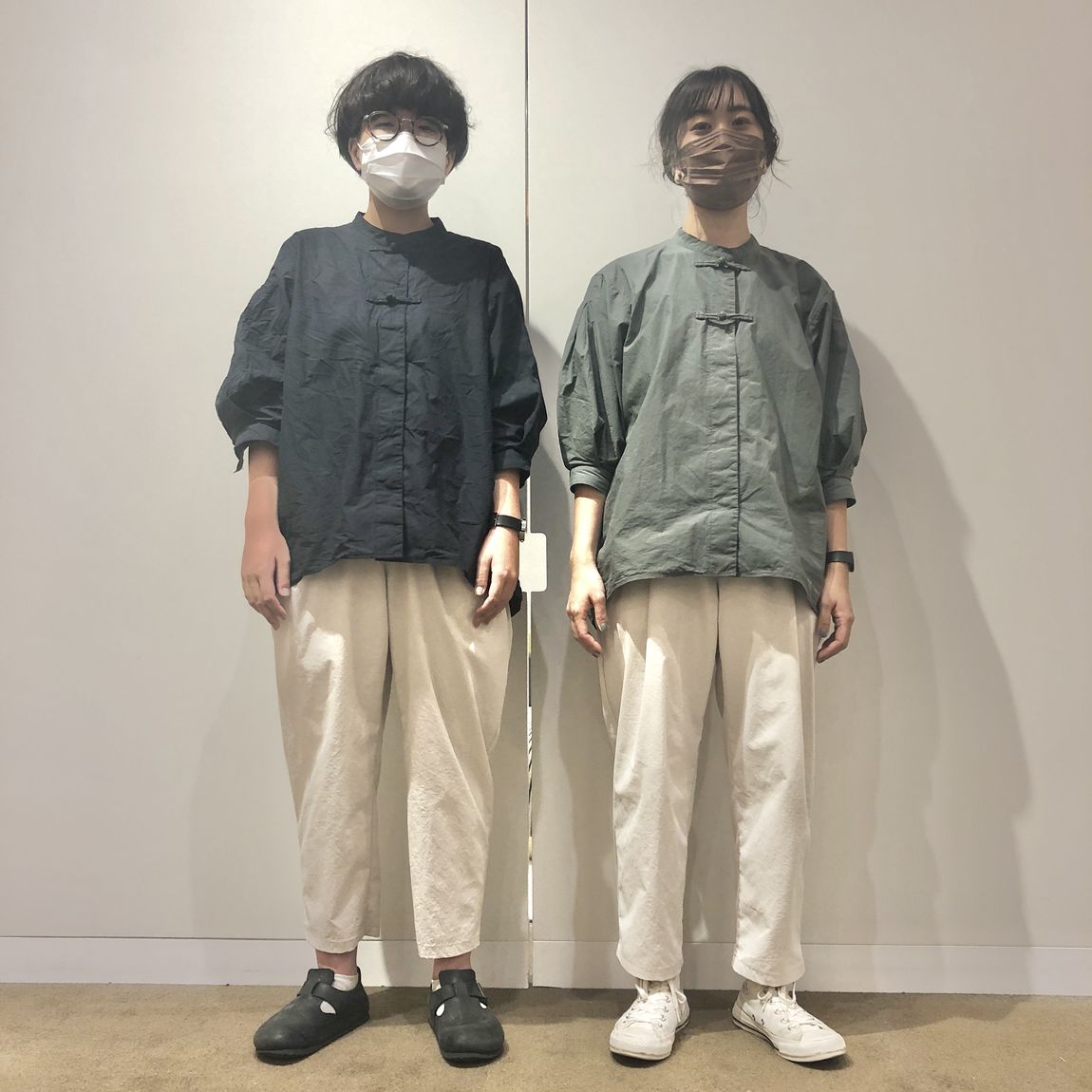 結び釦シャツ　黒とグレイッシュグリーンを着用した写真