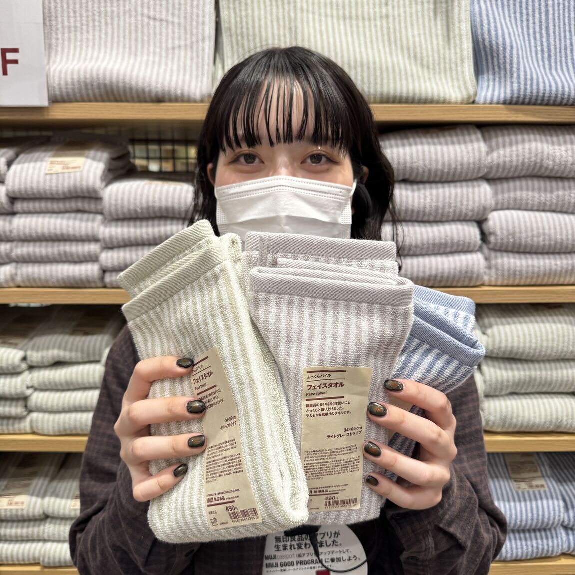 タオルを持ったスタッフの写真