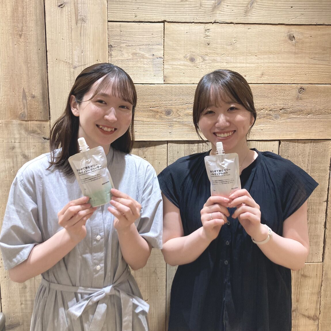 ゼリーを持っているスタッフの写真