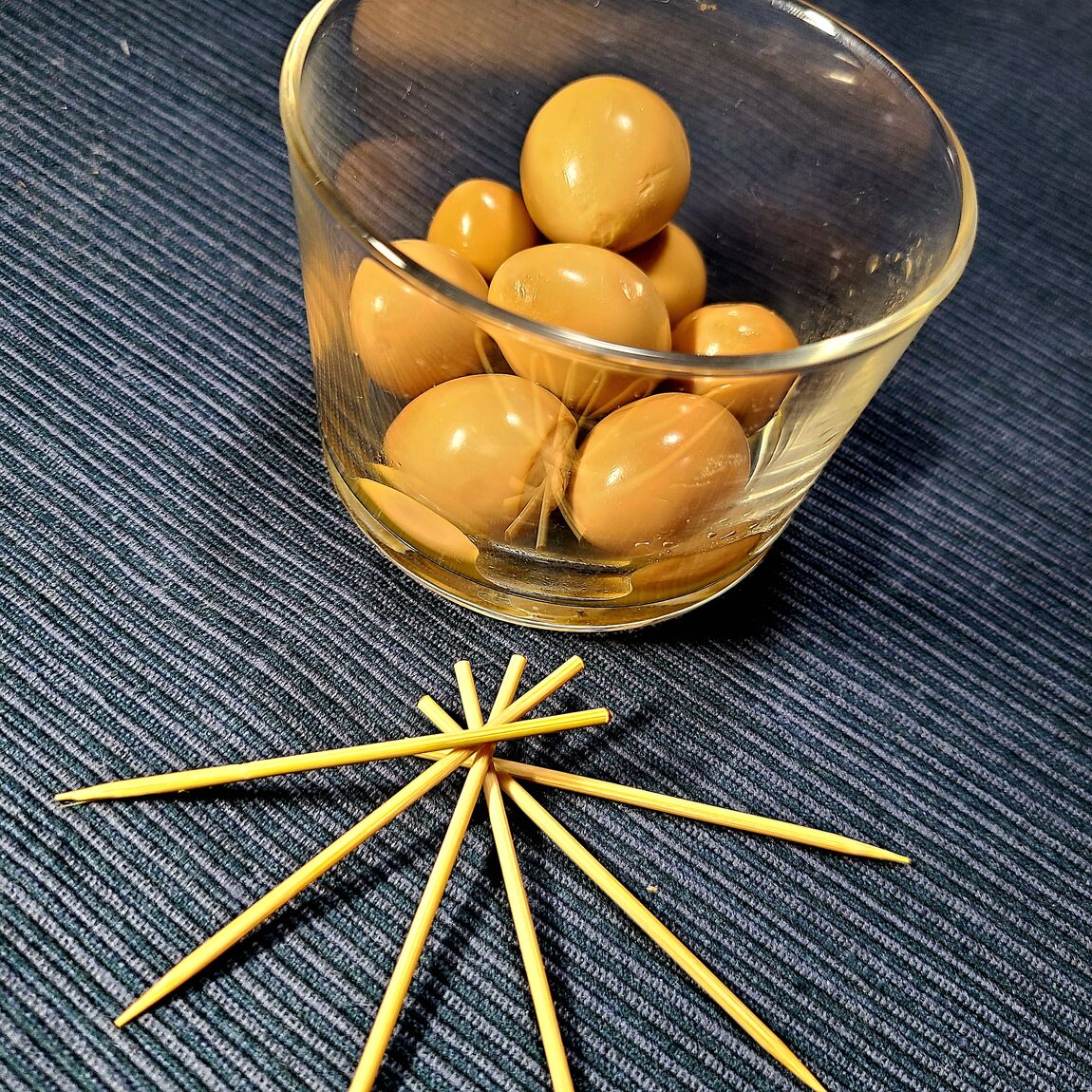 うずらのたまごをグラスに盛り付けた画像です。