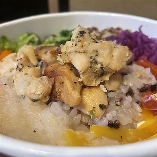 【オーロラモール東戸塚】1品で1/3日分の野菜が取れる！！雑穀ごはん スパイスチキンと彩りサラダ