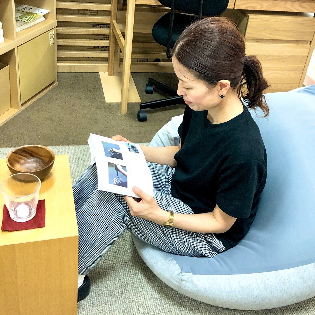 体にフィットするソファでくつろいでいる画像