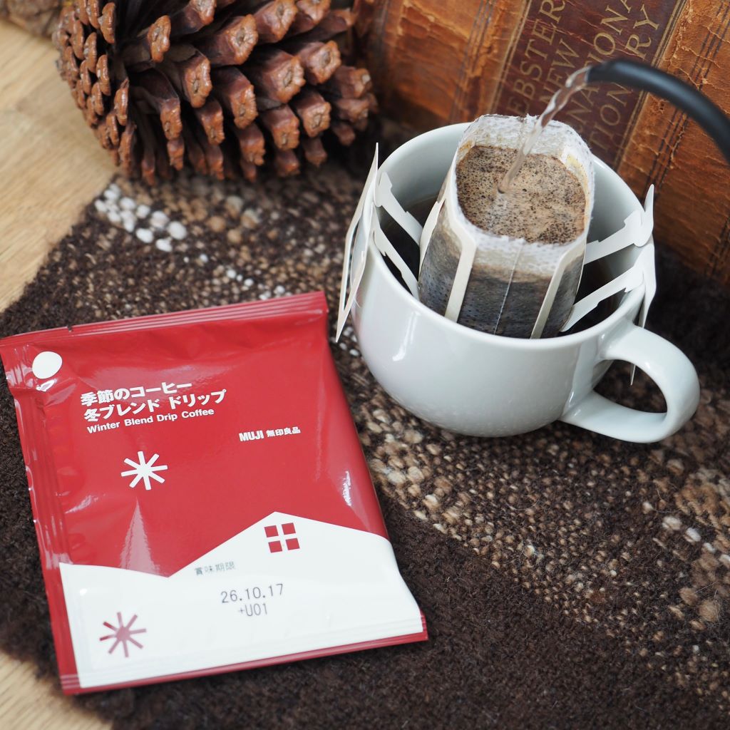 コーヒーを注いでいる