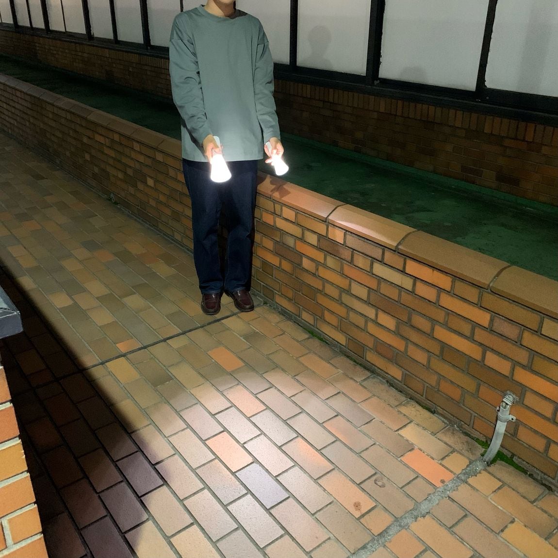 懐中電灯を照らしている写真