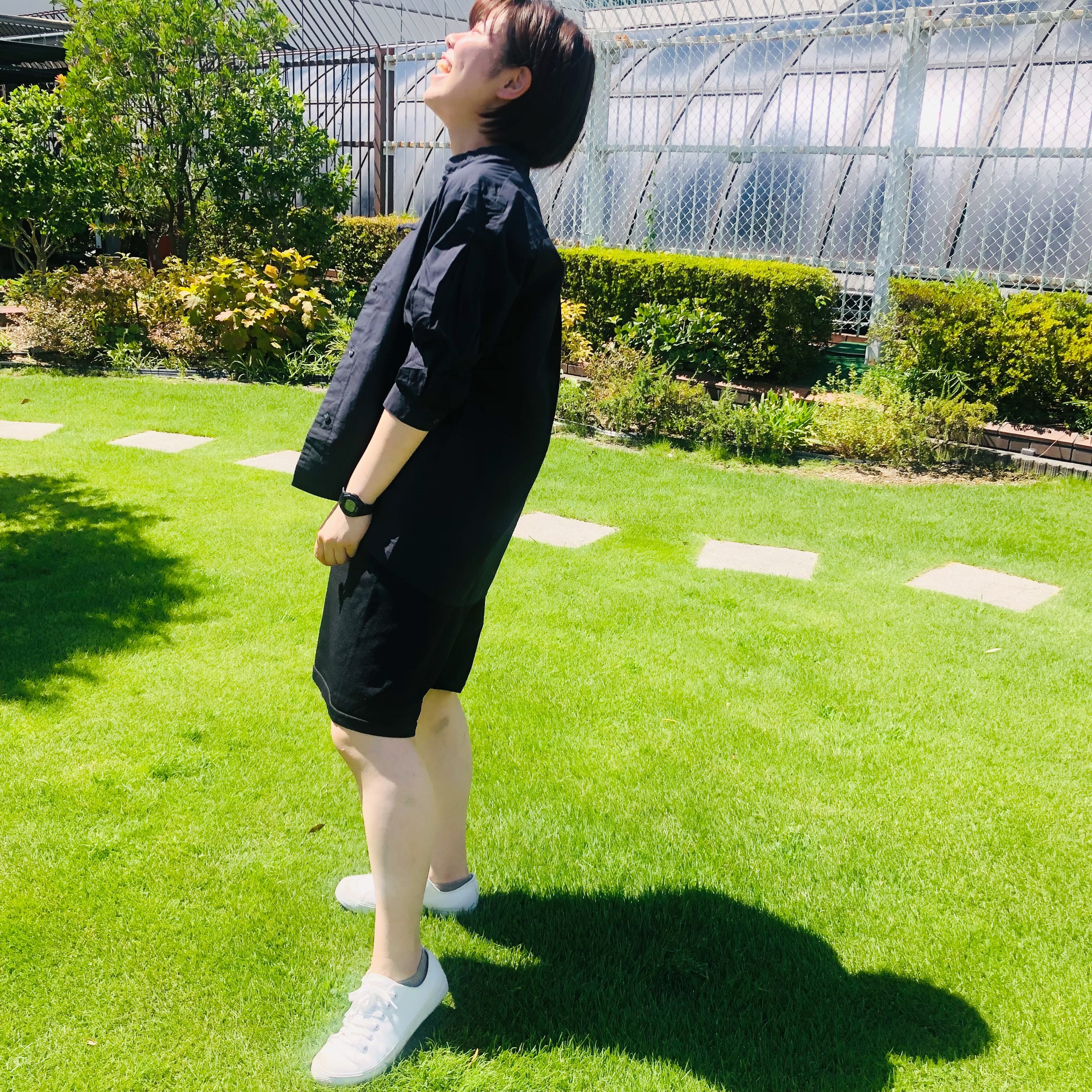 無印良品の服を着て横を向いて笑っているスタッフ