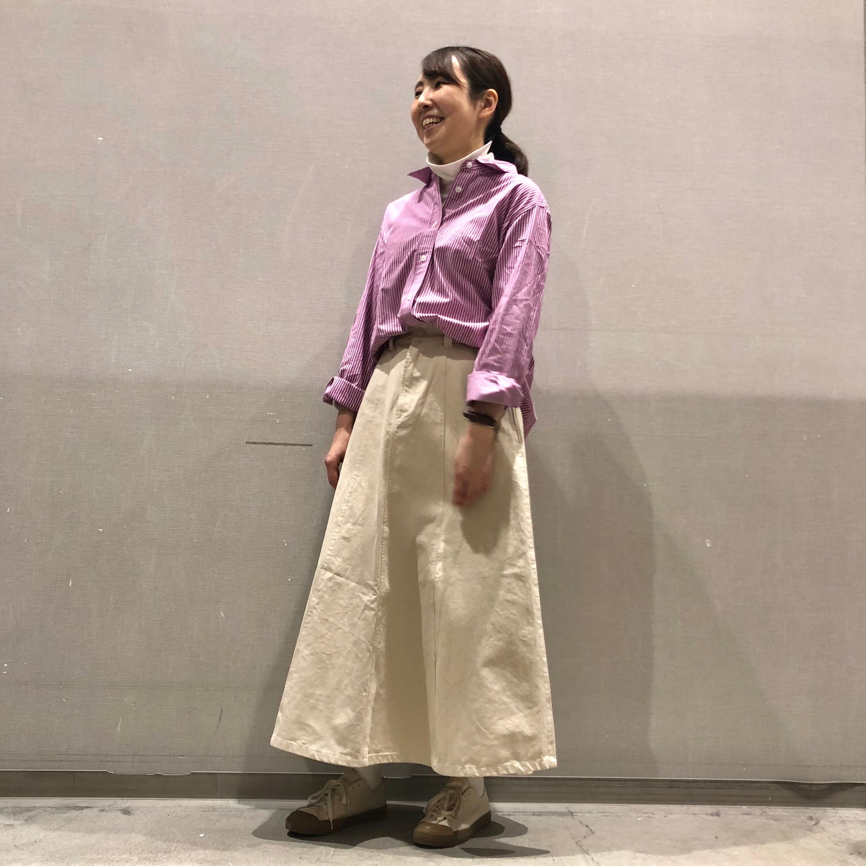 ピンクのシャツとスカート