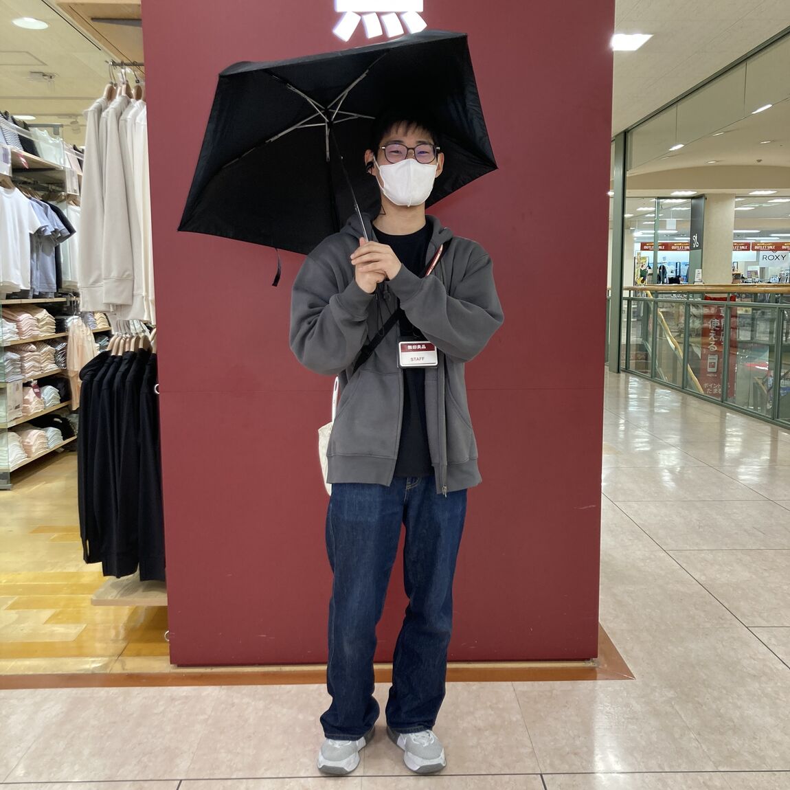 【アピタ阿久比】遮熱性のある折りたたみ日傘 使用例