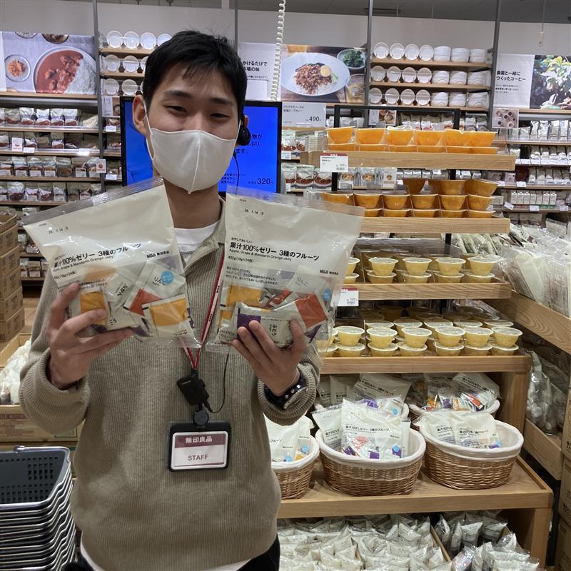 スタッフがゼリーを持つイラスト