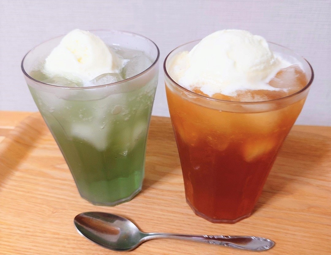 【テラスモール湘南】スタッフが商品を使って作ったメロンクリームソーダとクラフトコーラフロートの写真