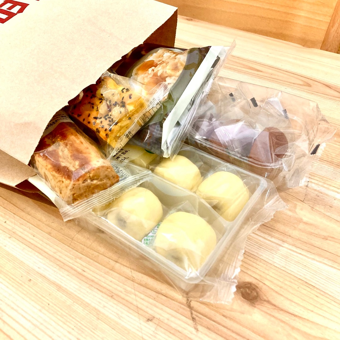 【テラスモール湘南】紙袋の口から秋の期間限定の食品の商品がちらっと覗いている写真