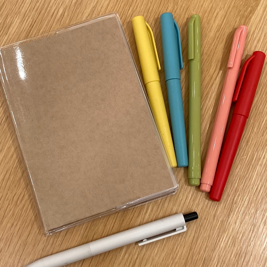 【テラスモール湘南】スケジュール帳と筆記用具の写真