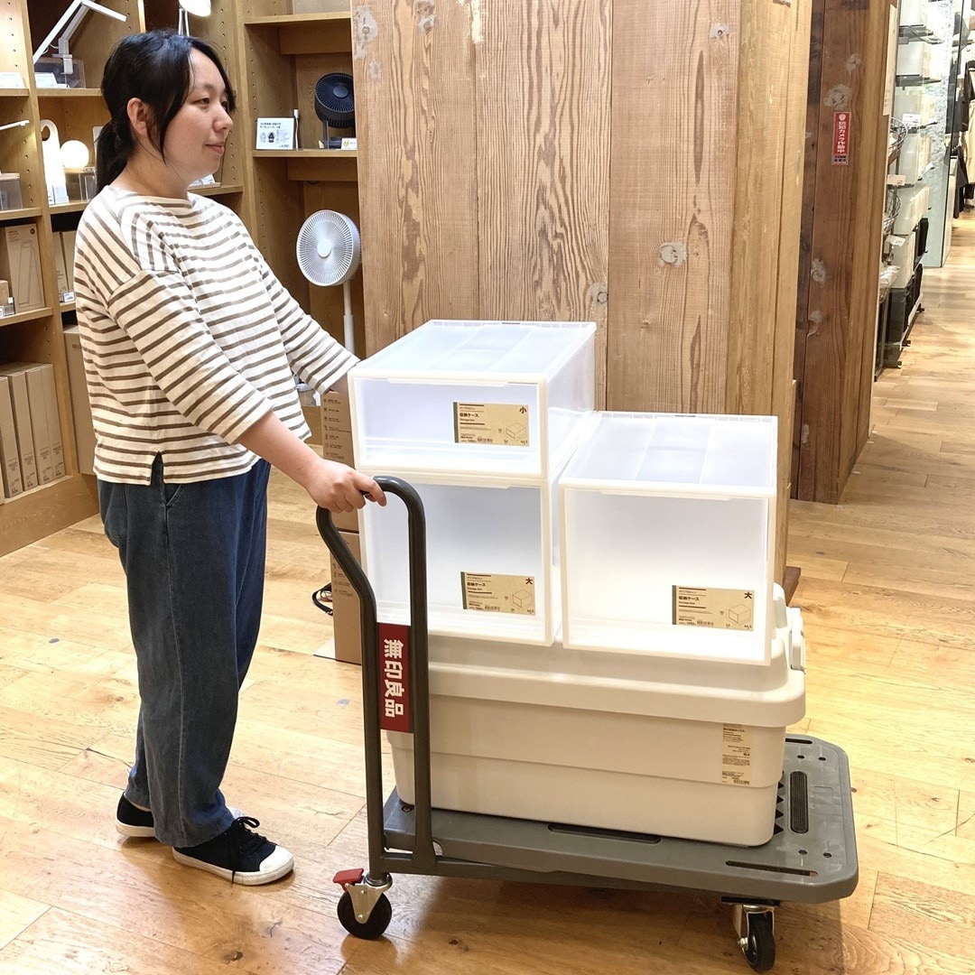 【テラスモール湘南】お買い物中をイメージした、女性（スタッフ）が商品を台車に乗せて売場を歩いている写真