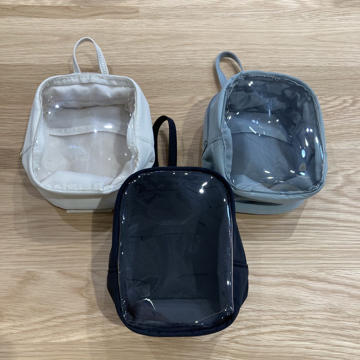 吊り下げられるコレクションポーチ３色