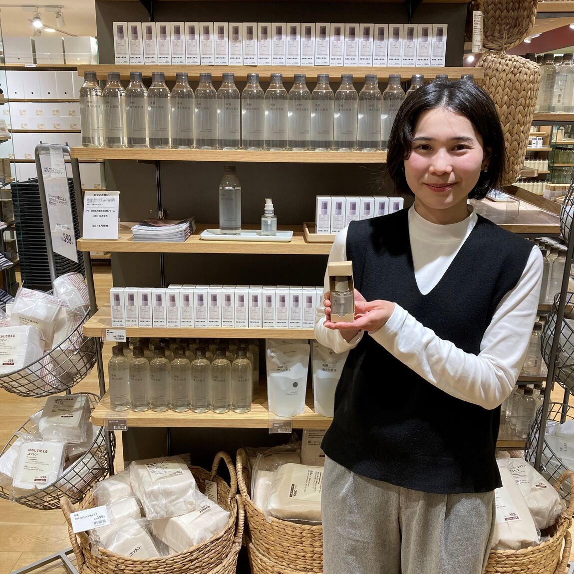 スタッフが美容液を持っている写真