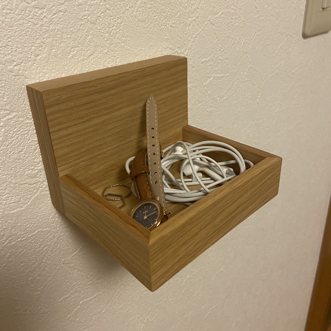 壁に付けられる家具トレー