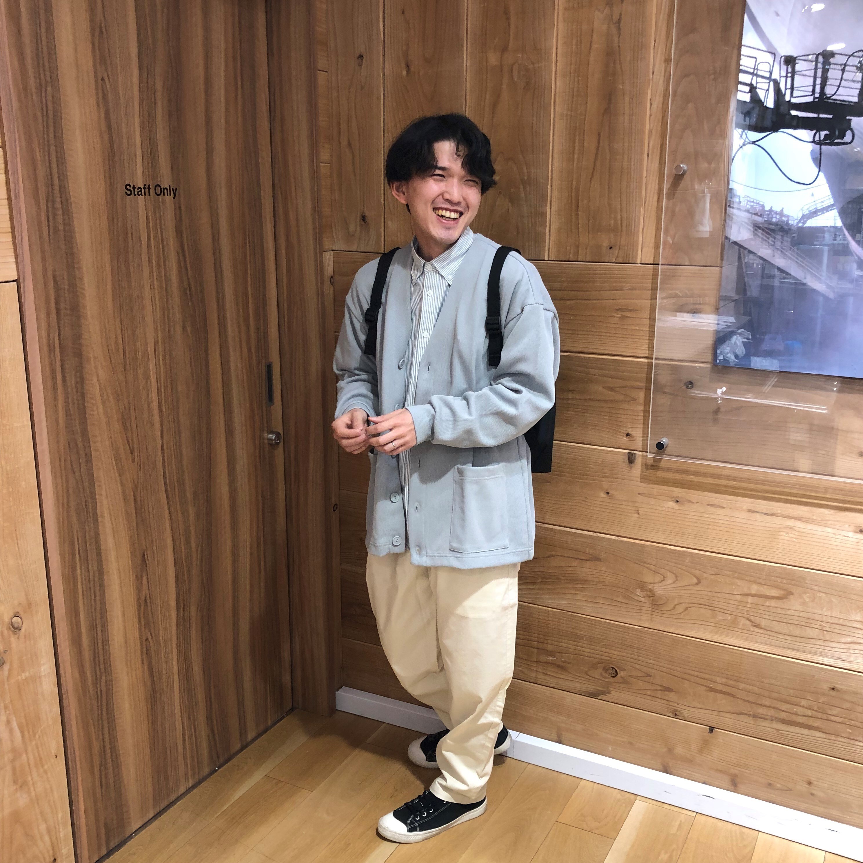 カーディガンを着た男性