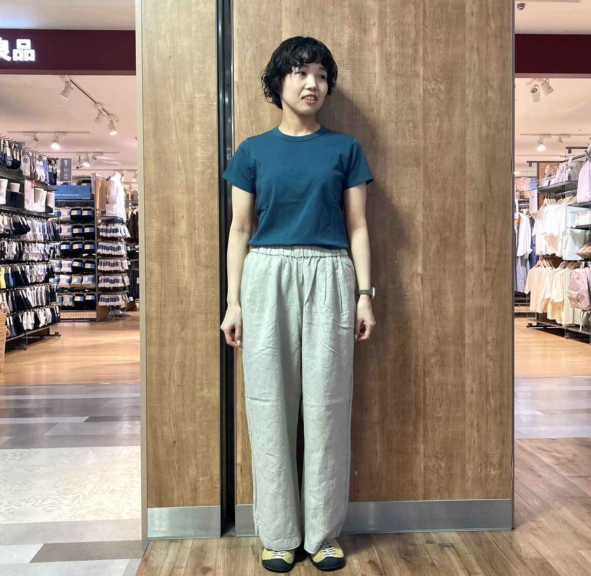 Tシャツを着た女性