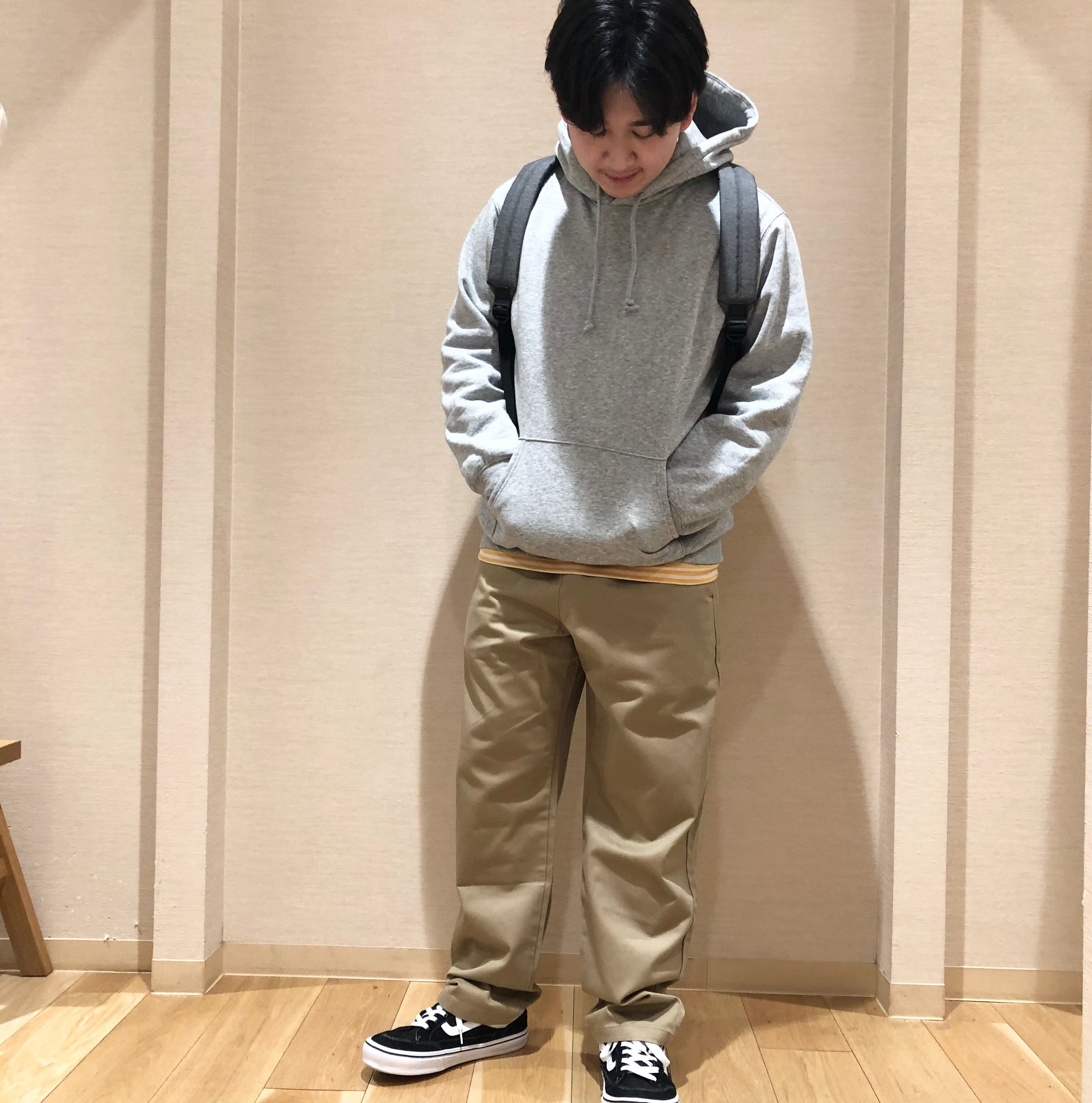 パーカーを着た男性