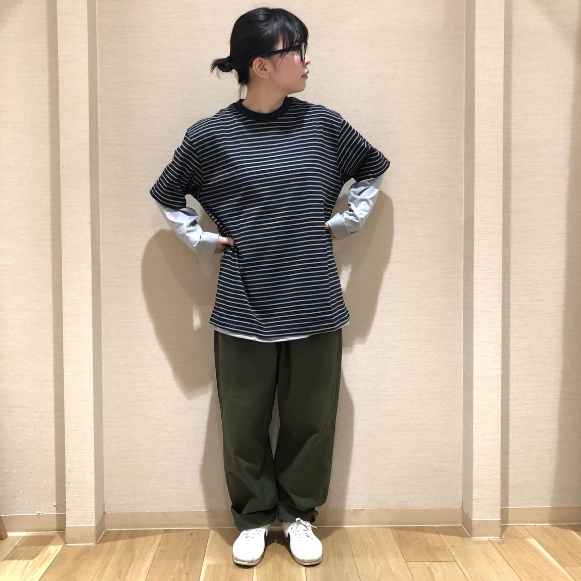 横を向いた女性