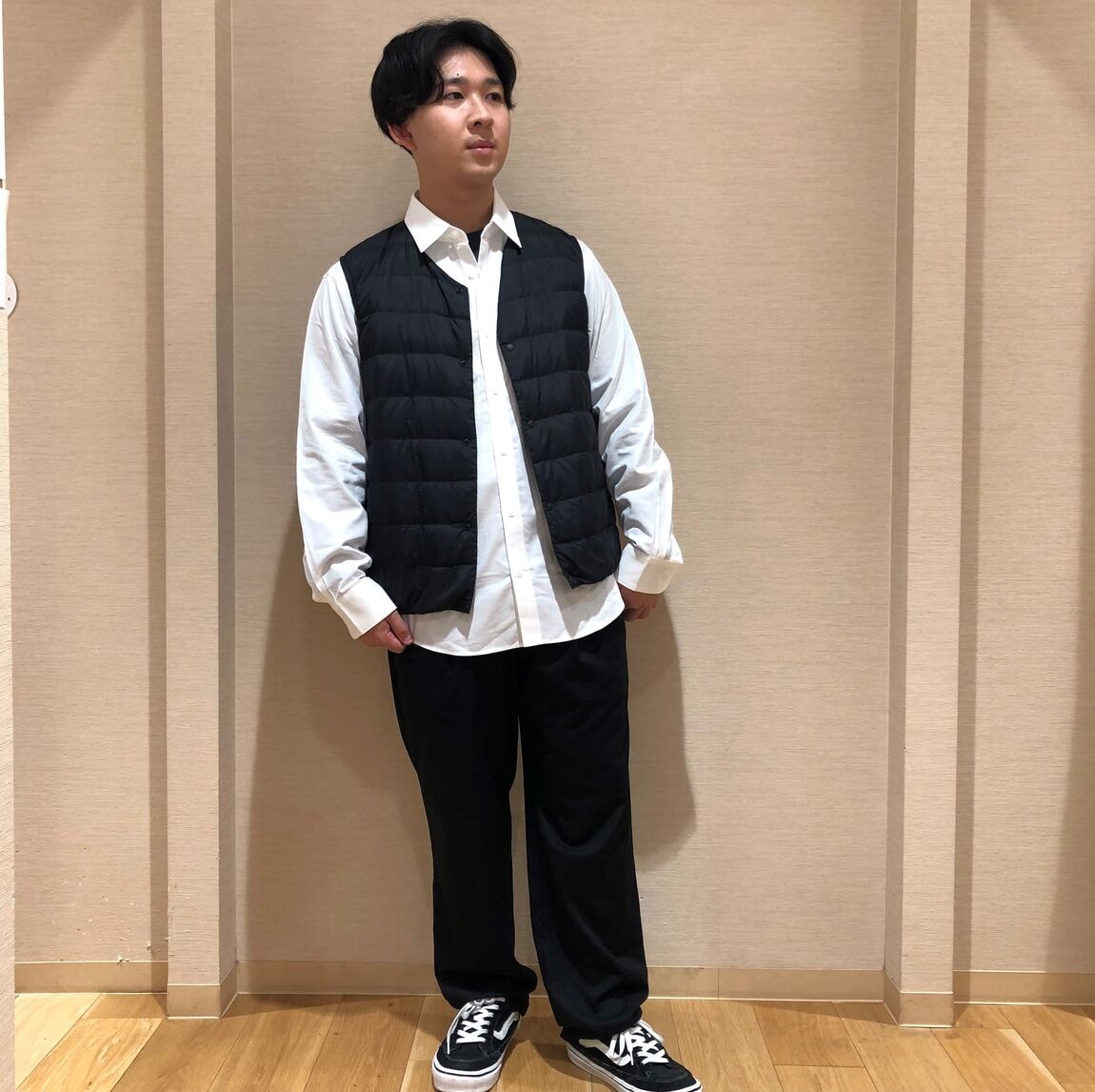 ダウンベストを着た男性