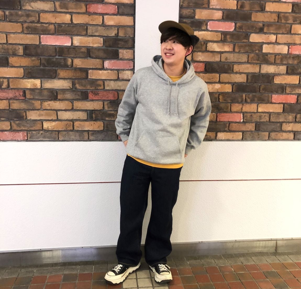 パーカーを着た男性