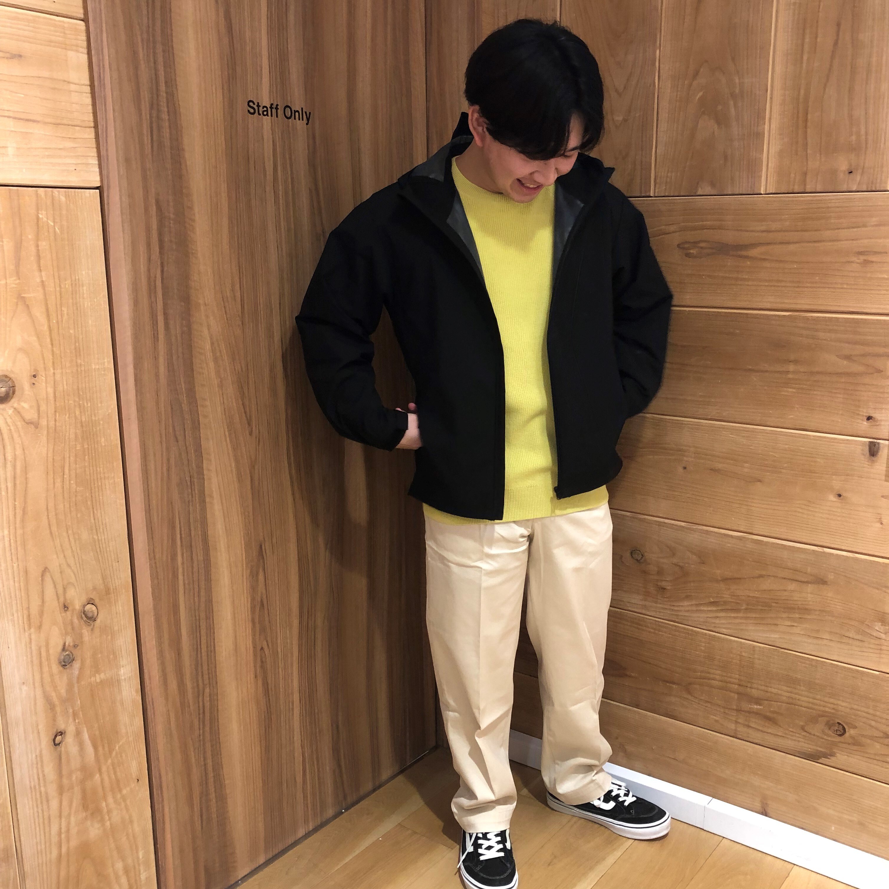 フードジャケットを着た男性
