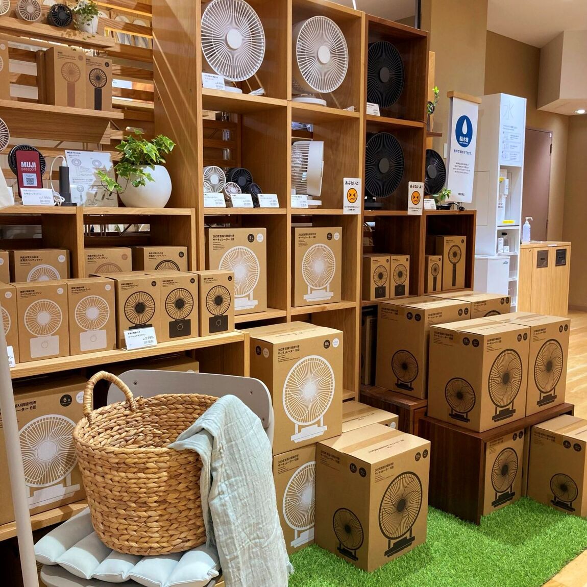 https://contents.muji.com/jp/sites/jp/files/2019-06/%E5%AE%9F%E6%BC%94%E8%B2%A9%E5%A3%B2%E2%91%A0.jpg