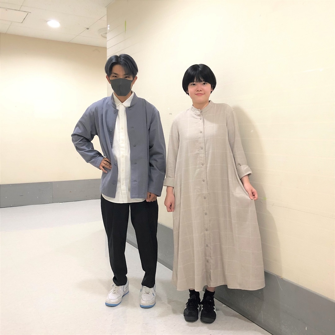 2人が正面を向いている写真
