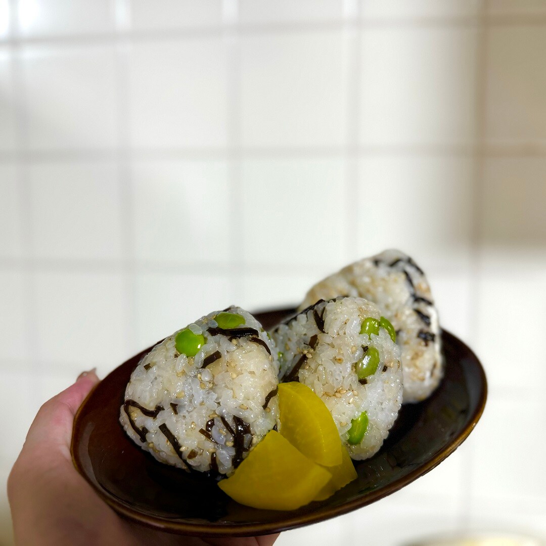 しおふき昆布と枝豆のおにぎり