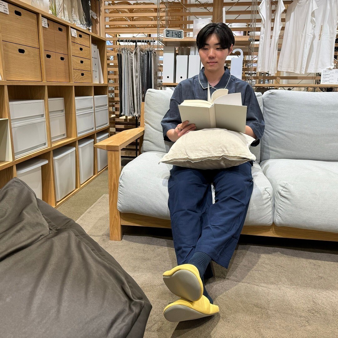 男性がパジャマ姿で本を読む写真