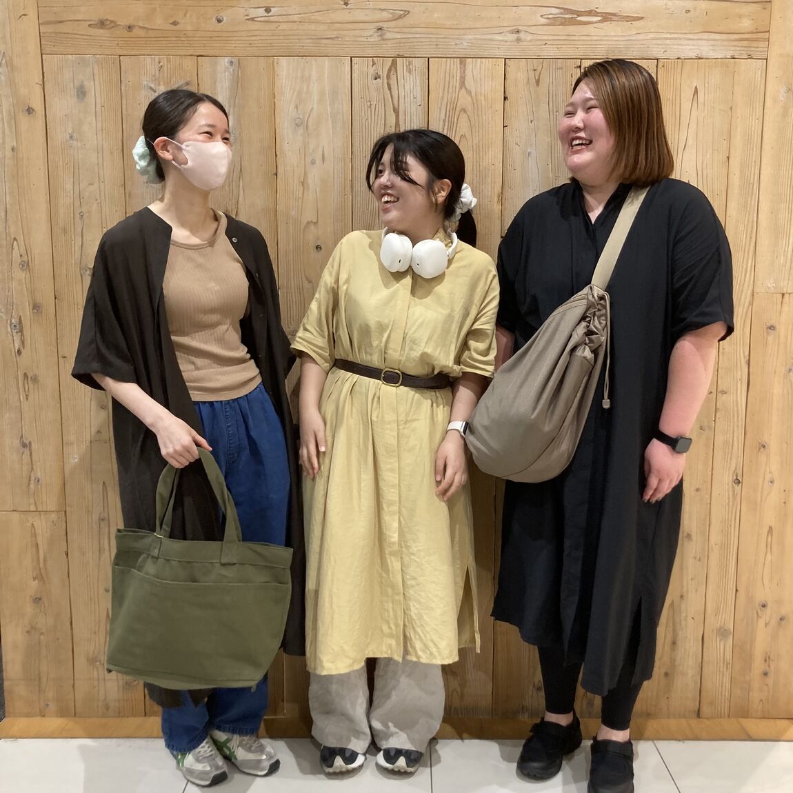 スタッフ3人がワンピースを着用している写真