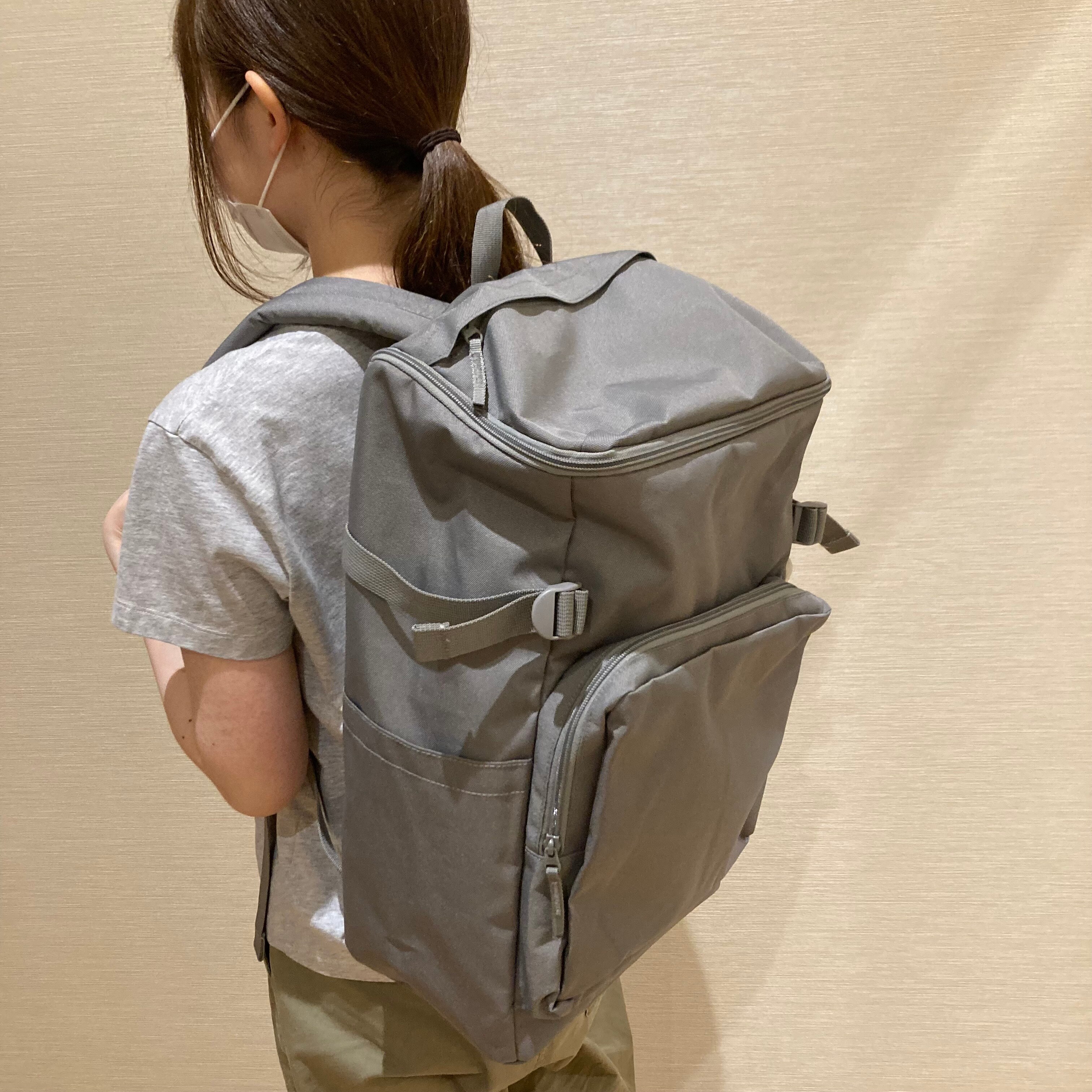 リュックをからう女性