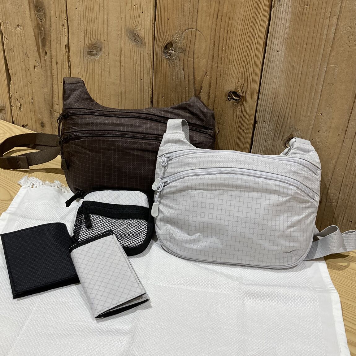財布とミニサコッシュの写真