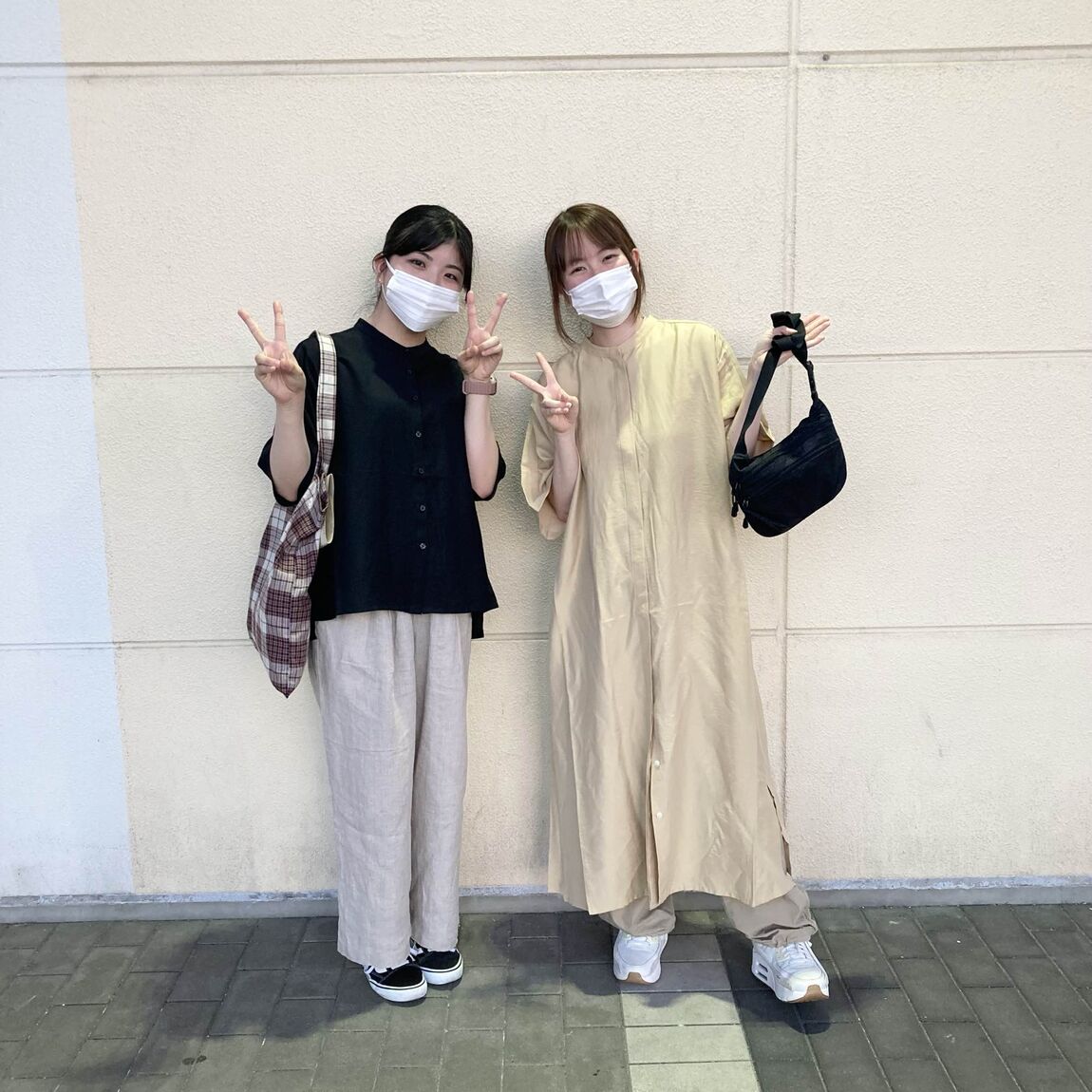 2人の女性がワンピースとブラウスを着て笑っている写真