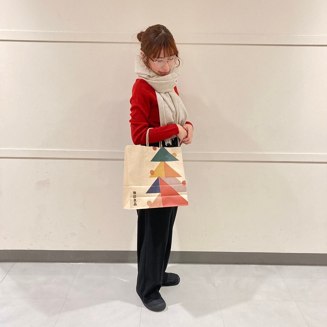女性が立っている写真