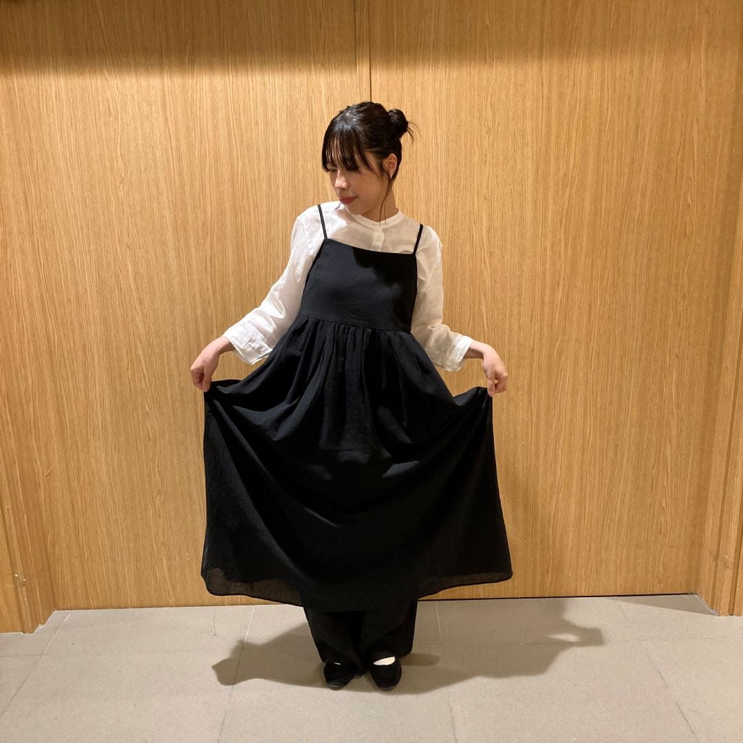 女性スタッフワンピース着用画像