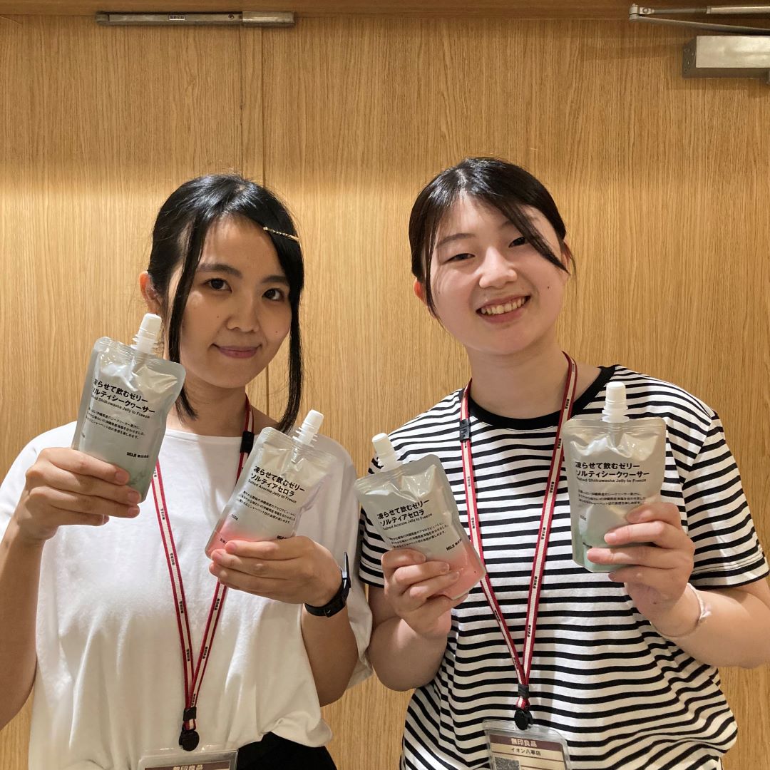 スタッフ二名　凍らせて飲むゼリーを持っている画像