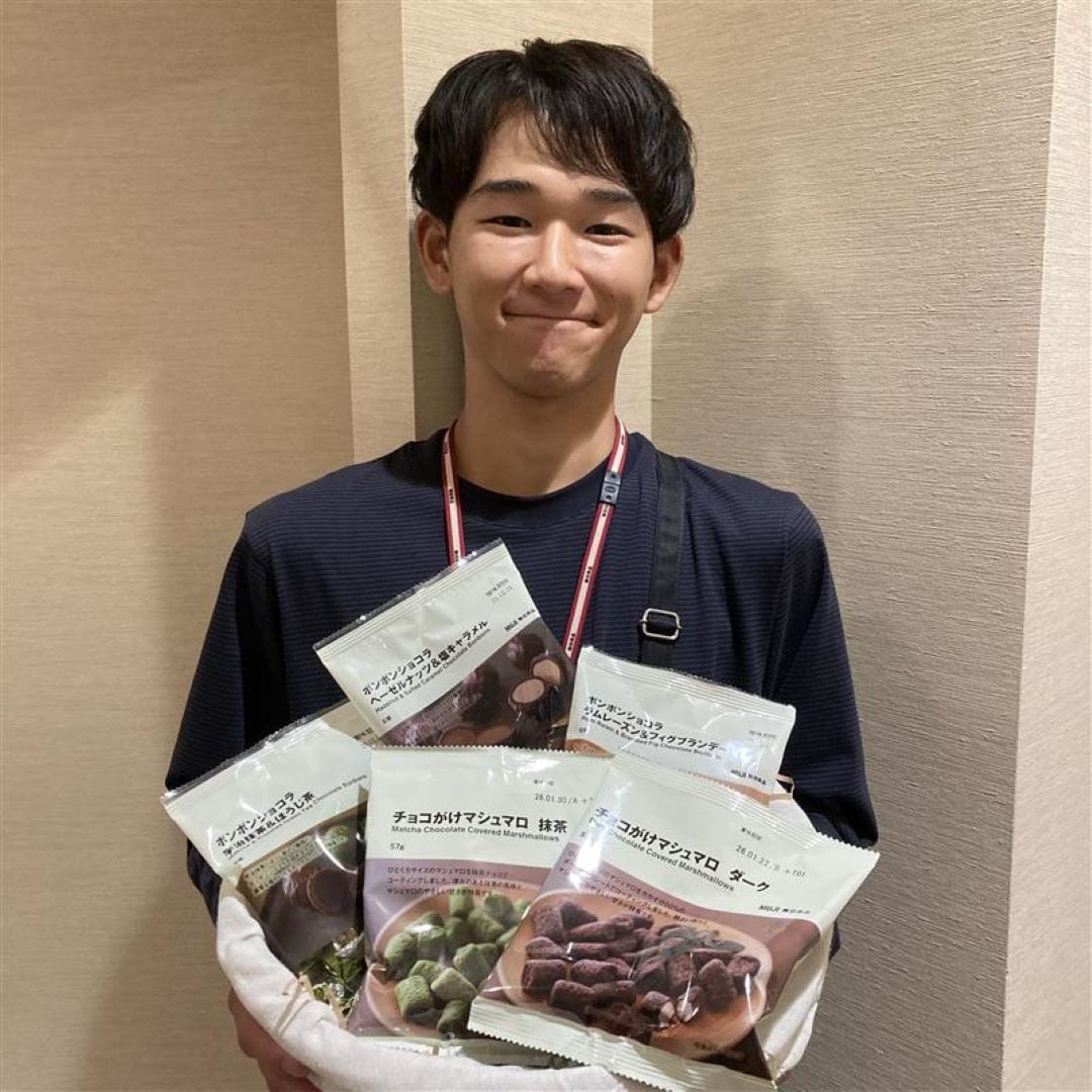 男性スタッフチョコ菓子を持っている画像