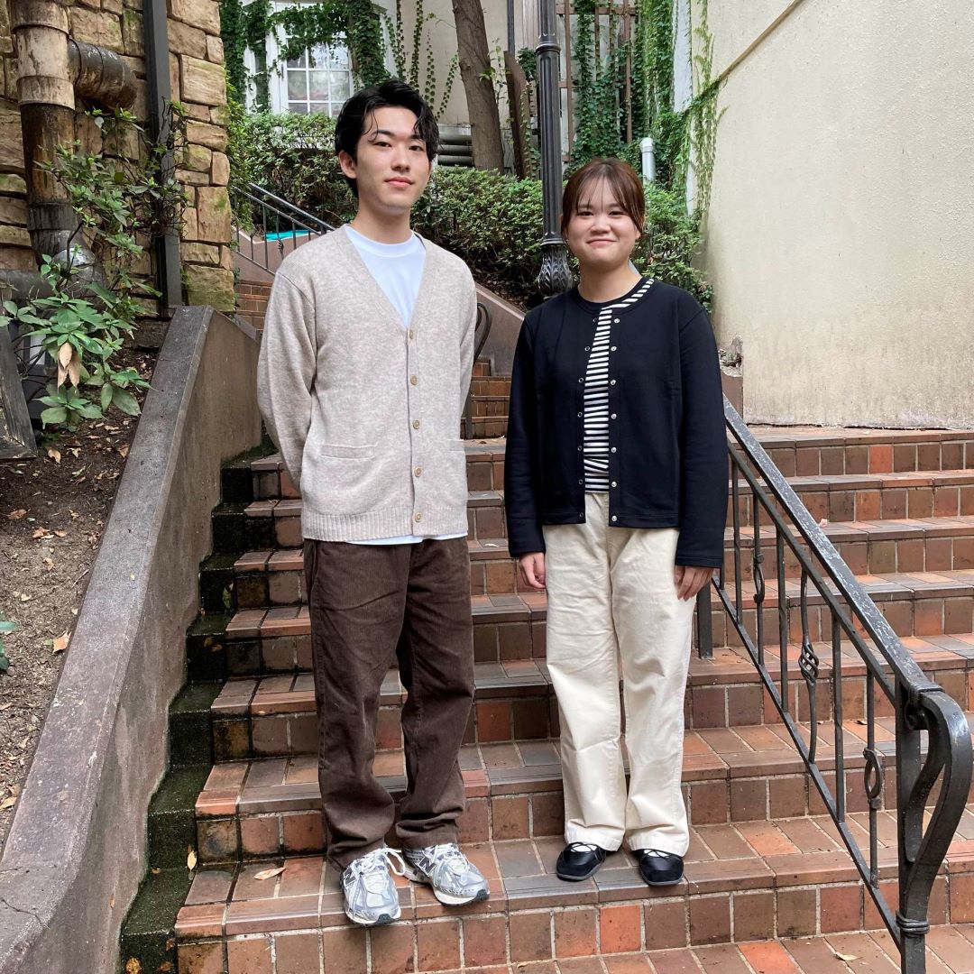 スタッフ二人コーデュロイパンツ着用画像